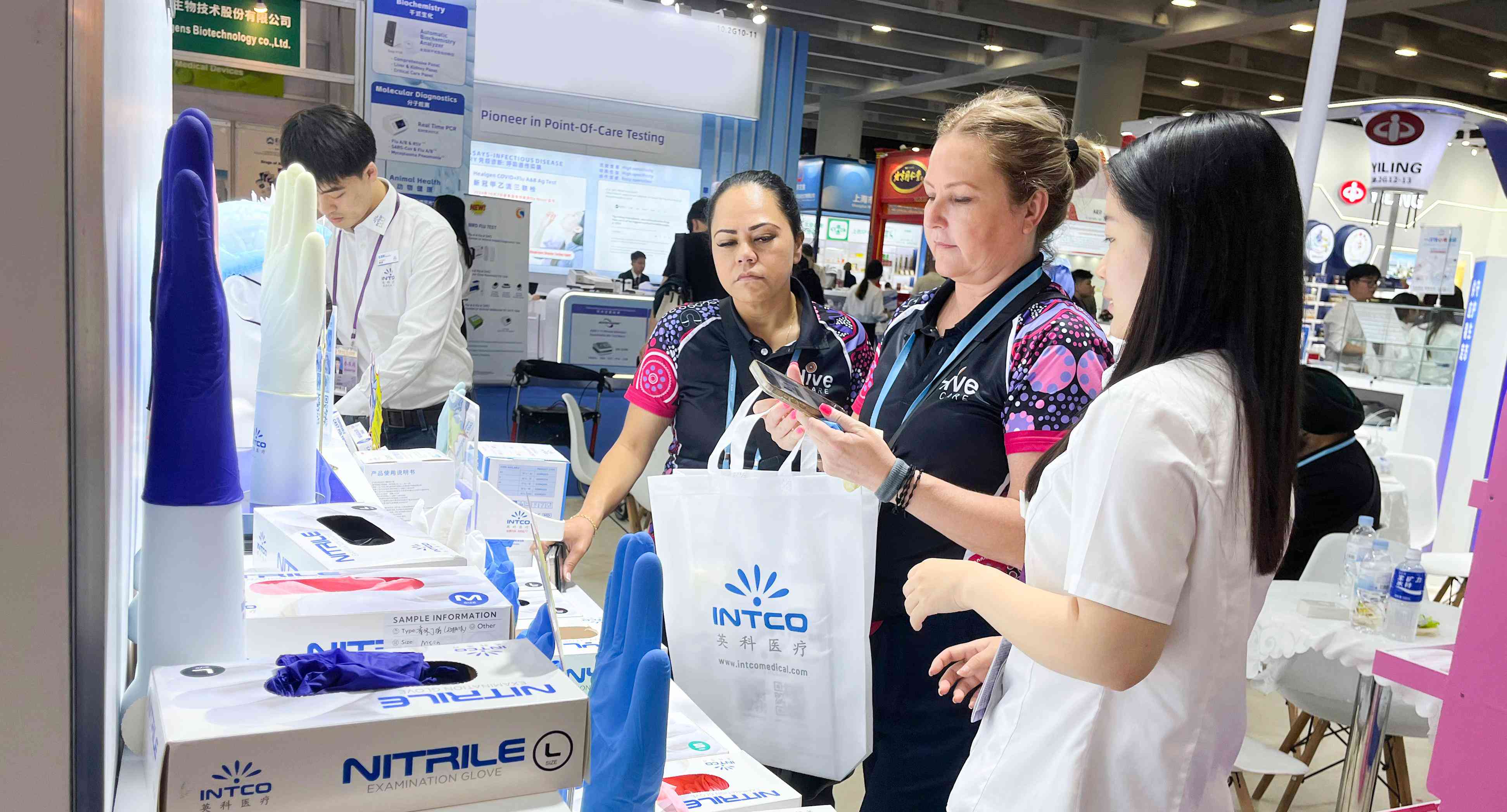 UED在线医疗集中展示了一次性手套、轮椅、冷热敷、卫生棉条等明星产品